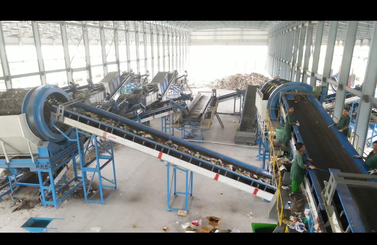 Material recovery and conveyor plant interior
